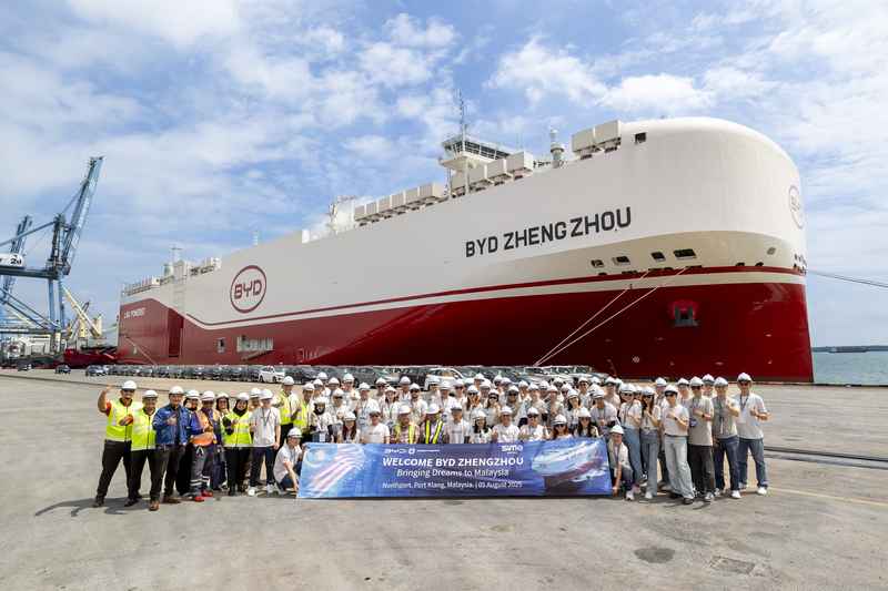 Kapal RORO gergasi BYD Zhengzhou berkapoasiti 7,000 kereta berlabuh ...